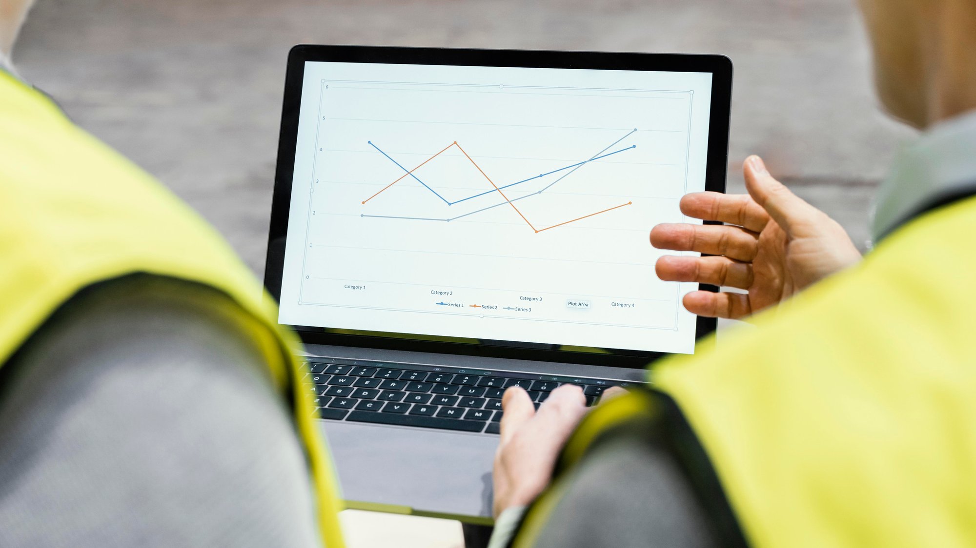 mann-lager-arbeits-laptop